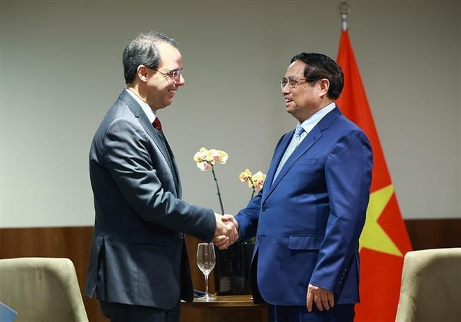 El primer ministro vietnamita, Pham Minh Chinh, recibió a José Serrador Neto, vicepresidente Global del Grupo Embraer, una corporación multisectorial que opera principalmente en los sectores de la aviación y la industria aeroespacial. (Foto: VNA) vna-potal-thu-tuong-pham-minh-chinh-tiep-lanh-dao-mot-so-tap-doan-hang-dau-brazil-8134140.jpg