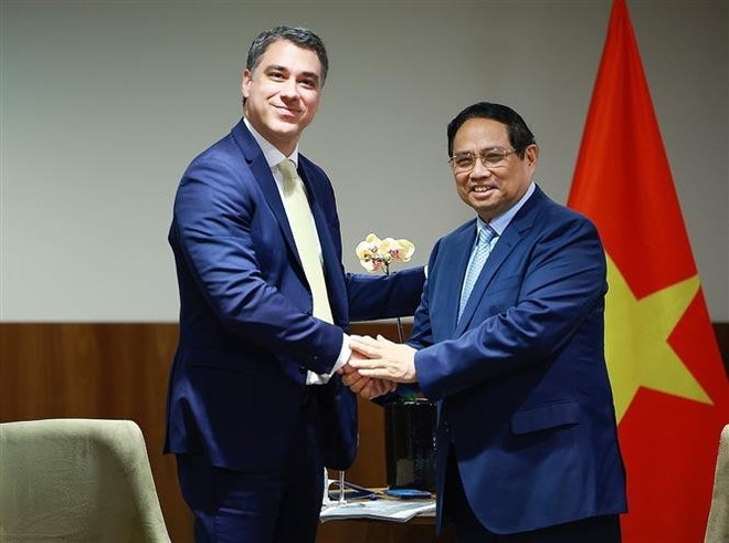 El primer ministro Pham Minh Chinh recibió a Daniel Lopes, vicepresidente del Grupo FS, un grupo especializado en la producción de etanol a partir de maíz y uno de los principales productores de biocombustibles bajos en carbono de Latinoamérica. (Foto: VNA) vna-potal-thu-tuong-pham-minh-chinh-tiep-lanh-dao-mot-so-tap-doan-hang-dau-brazil-8134155.jpg