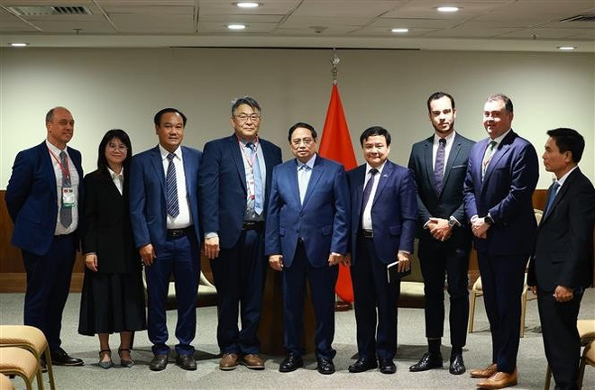 El primer ministro Pham Minh Chinh recibió a los líderes del Grupo Granja Fujikura, que opera en el campo de la agricultura de alta tecnología en Brasil, parte del sistema Granja Fujikura. (Fuente: VNA) vna-potal-thu-tuong-pham-minh-chinh-tiep-lanh-dao-mot-so-tap-doan-hang-dau-brazil-8134166.jpg