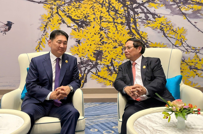 El primer ministro de Vietnam, Pham Minh Chinh, se reúne con el presidente de Mongolia, Ukhnaagiin Khurelsukh. (Foto: VNA) vna-potal-thu-tuong-gap-lanh-dao-mot-so-nuoc-va-to-chuc-tham-du-hoi-nghi-thuong-dinh-to-chuc-hop-tac-thuong-hai-sco-2025-8248985.jpg