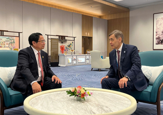 El primer ministro vietnamita, Pham Minh Chinh, y el secretario general del la OCS, Nurlan Yermekbayev. (Fuente: VNA) vna-potal-thu-tuong-gap-lanh-dao-mot-so-nuoc-va-to-chuc-tham-du-hoi-nghi-thuong-dinh-to-chuc-hop-tac-thuong-hai-sco-2025-8248987.jpg