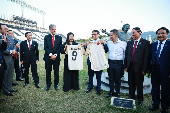 El primer ministro Pham Minh Chinh (4to desde la derecha) y su cónyuge (5o desde la derecha) reciben camisetas del Club de Fútbol Vasco da Gama. (Foto: VNA) img-2598.jpg