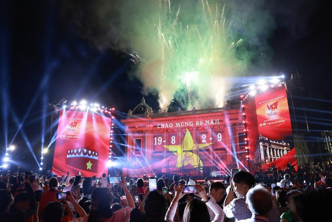 El programa artístico especial se lleva a cabo en la misma Plaza de la Revolución de Agosto. (Foto: VNA) art-programme.jpg