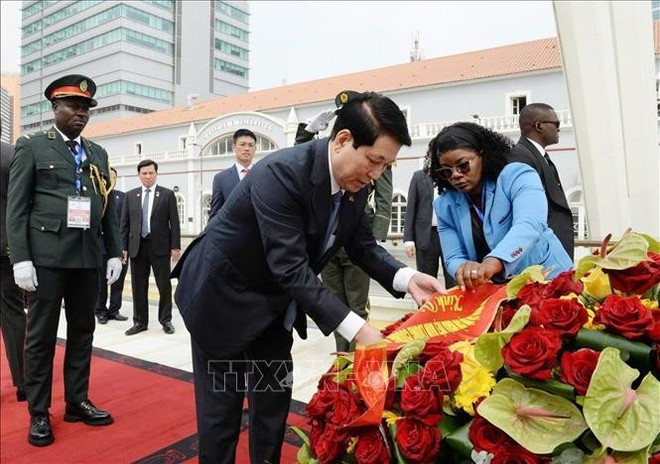 El presidente Luong Cuong deposita una corona floral en el Monumento al Soldado Desconocido. (Foto: VNA) ctn-chien-si-vo-danh.jpg