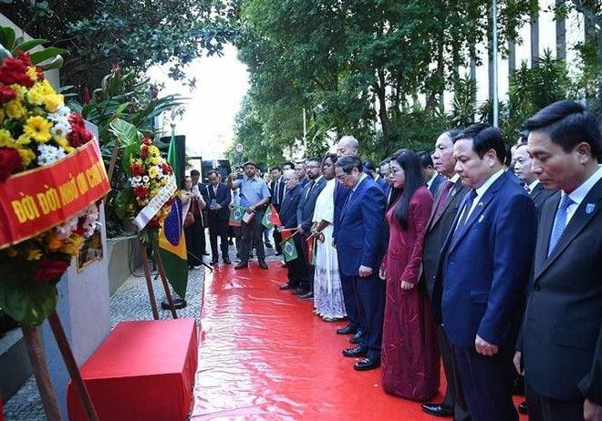 El primer ministro Pham Minh Chinh y su esposa colocaron flores en la placa que conmemora al Presidente Ho Chi Minh en la ciudad brasileña de Río de Janeiro el 5 de julio. (Foto: VNA) img-2585.jpg