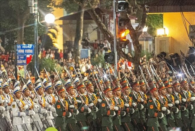 Las formaciones que participan en el primer ensayo conjunto para el gran desfile militar que conmemora el 80.º aniversario de la Revolución de Agosto y el Día Nacional (2 de septiembre) avanzan por las calles. (Foto: VNA) 1.jpg