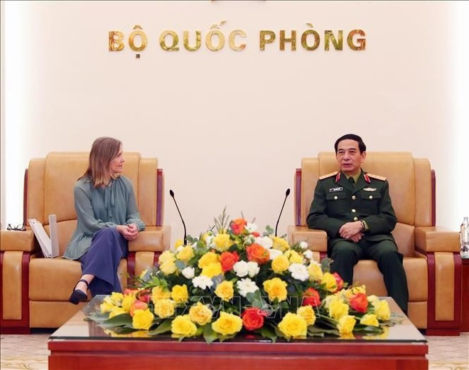 vna-potal-dai-tuong-bo-truong-quoc-phong-phan-van-giang-tiep-thu-truong-bo-quoc-phong-canada-stand-1.jpg