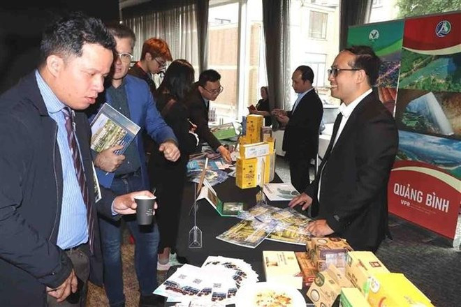 Los asistentes al seminario conocen los productos OCOP de localidades vietnamitas. (Foto: VNA) evfta.jpg