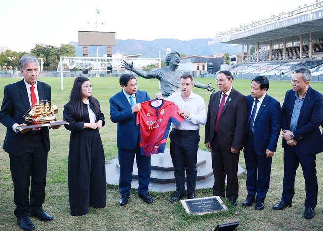 El primer ministro Pham Minh Chinh (3o desde la izquierda) presenta una camiseta del Club de Fútbol de Hanoi al representante del Club de Fútbol Vasco da Gama. (Foto: VNA) img-2600.jpg