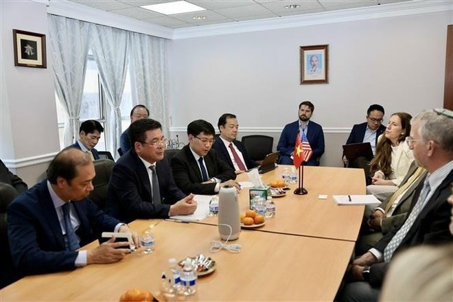 El ministro de Industria y Comercio de Vietnam, Nguyen Hong Dien, en la reunión con líderes de la Asociación Estadounidense de Ropa y Calzado (AAFA) y las principales empresas textiles, de confección y calzado de Estados Unidos. (Foto: VNA) vna-potal-bo-truong-cong-thuong-lam-viec-voi-doanh-nghiep-my-8084402.jpg