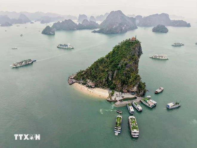 La bahía de Ha Long, un destino popular en la provincia de Quang Ninh (Foto: VNA) vinh-ha-long.jpg