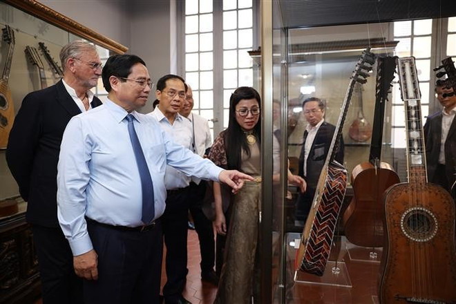 El primer ministro Pham Minh Chinh y su esposa observan las exposiciones de arte musical del Museo de Historia y Arte Palais Lascaris. (Foto: VNA) vna-potal-thu-tuong-va-phu-nhan-tham-bao-tang-lich-su-va-nghe-thuat-palais-lascaris-nice-phap-8079471.jpg