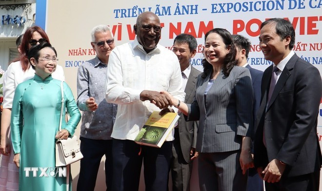 La vicepresidenta Vo Thi Anh Xuan (segunda a la derecha) entrega un recuerdo a Salvador Valdés Mesa, miembro del Buró Político y vicepresidente de Cuba (Foto: VNA) pho-chu-tich-nuoc.jpg