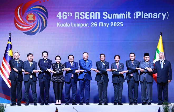 El primer ministro Pham Minh Chinh y los líderes de los países de la ASEAN y Timor-Leste asisten a la sesión plenaria de la 46ª Cumbre de la ASEAN. (Foto: VNA) vna-potal-thu-tuong-tham-du-phien-toan-the-hoi-nghi-cap-cao-asean-lan-thu-46-8054140.jpg
