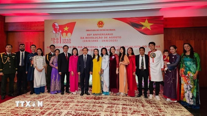 Funcionarios de las Embajadas de Vietnam y Brasil se tomaron una foto de recuerdo durante la ceremonia. (Foto: Embajada de Vietnam en Brasil/VNA) ky-niem-quoc-khanh-tai-brazil-3.jpg