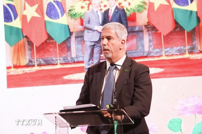 El viceministro de Relaciones Exteriores, embajador Laudemar Aguiar, habla en la ceremonia. (Foto: Embajada de Vietnam en Brasil/VNA) ky-niem-quoc-khanh-tai-brazil-2.jpg