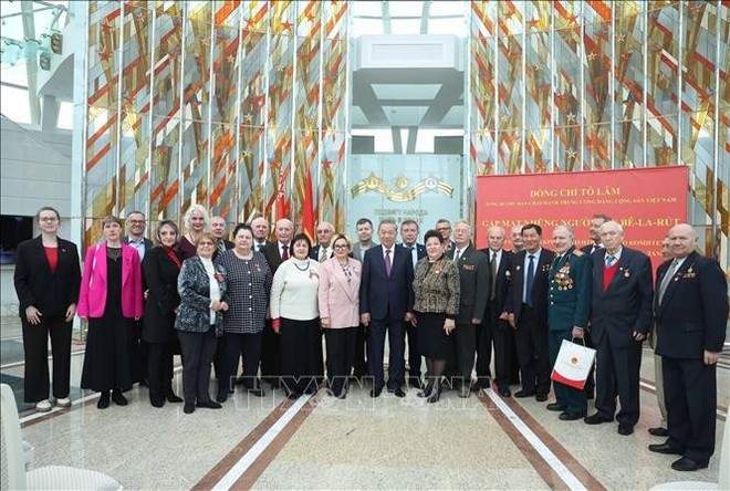 El secretario general del Partido Comunista de Vietnam, To Lam, y los delegados posan para una foto grupal en la reunión (Foto: VNA) to-lam3.jpg