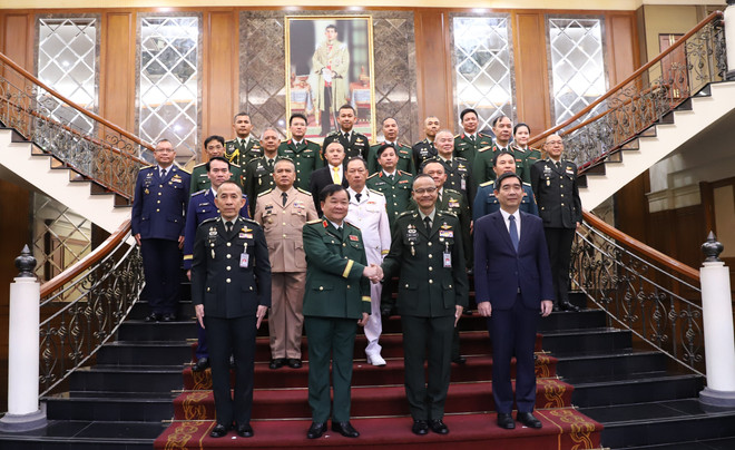 Los delegados que asisten al VI Diálogo sobre Política de Defensa entre Vietnam y Tailandia toman una fotografía grupal. (Foto: VNA) vna-potal-doi-thoai-chinh-sach-quoc-phong-viet-nam-thai-lan-lan-thu-6-7920203.jpg