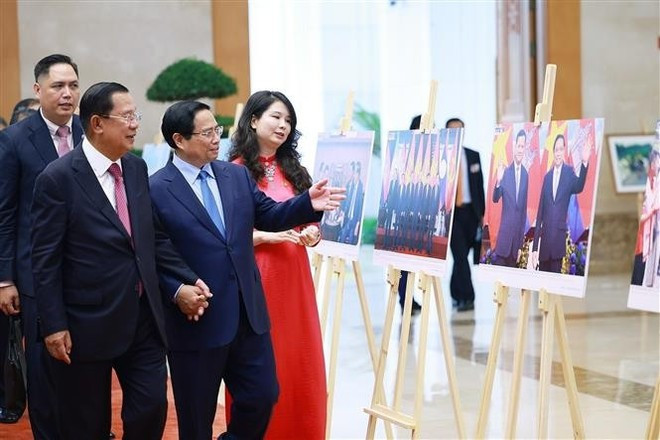El primer ministro Pham Minh Chinh y el presidente del Partido Popular de Camboya y titular del Senado camboyano, Hun Sen, visitan una exposición fotográfica sobre cooperación bilateral organizada por la Agencia Vietnamita de Noticias. (Foto: VNA) pham-minh-chinh-hun-sen-vna.jpg