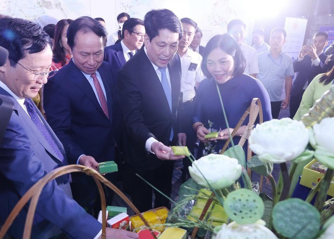 El presidente de Vietnam, Luong Cuong, y otros delegados visitan un puesto que presenta las especialidades de Hai Phong. (Foto: VNA) chu-tich-nuoc-luong-cuong-va-cac-dai-bieu-tham-quan-cac-gian-trung-bay-dac-san-cua-hai-phong-ben-le-ky-hop-anh-ttxvn.jpg