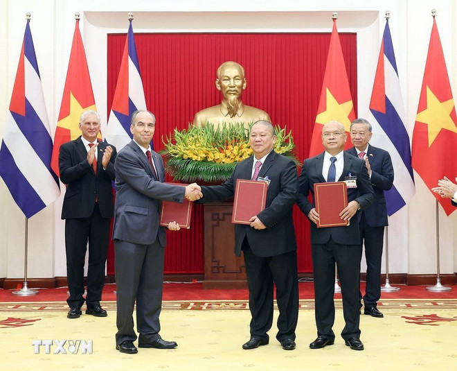 El secretario general del Partido Comunista de Vietnam, To Lam, y el primer secretario del Partido Comunista de Cuba y presidente de ese país, Miguel Díaz-Canel Bermúdez, presenciaro la ceremonia de entrega del Memorando de Entendimiento sobre el establecimiento de una empresa mixta entre la Compañía de Inversión Hoa Sen, el Instituto de Economía Verde y el Grupo Labiofam. (Foto: VNA) img-6076.jpg