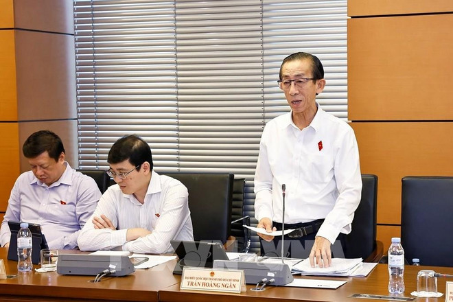 El delegado Tran Hoang Ngan de Ciudad Ho Chi Minh en la sesión de debate. (Fuente: VNA) 131015-quoc-hoi-thao-luan-o-to-ve-phat-trien-kinh-te-xa-hoi-nhung-thang-dau-nam-2025.jpg
