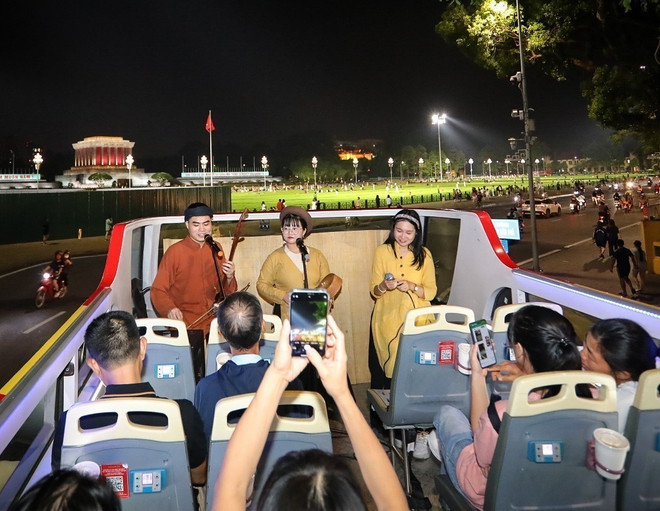 “Xam en el autobús” pasando por el Mausoleo del Presidente Ho Chi Minh. (Fuente: VNA) xam-4-ava.jpg