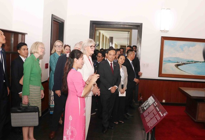 El secretario del Comité partidista de Ciudad Ho Chi Minh, Tran Luu Quang, y la gobernadora general de Australia, Sam Mostyn, recorren el Palacio de la Independencia. (Foto: VNA) vna-potal-lanh-dao-tp-ho-chi-minh-hoi-kien-toan-quyen-australia-8271290.jpg