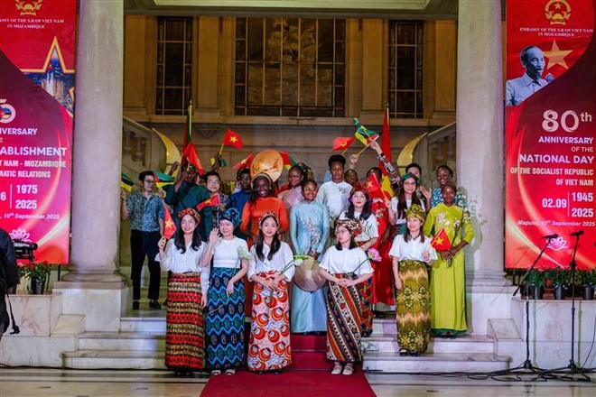 Actuación de trajes de Ao Dai y Capulana en la celebración. (Foto: VNA) vna-potal-80-nam-quoc-khanh-viet-nam-va-mozambique-viet-tiep-chuong-moi-trong-hanh-trinh-hop-tac-8270695.jpg
