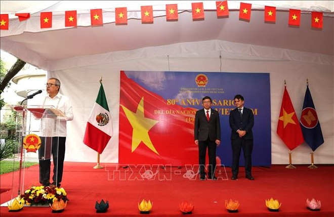 El diputado Pedro Vázquez, presidente de la Comisión de Relaciones Exteriores de la Cámara de Diputados de México, interviene en la ceremonia. (Fuente: VNA) vna-potal-le-ky-niem-quoc-khanh-viet-nam-tai-mexico-stand-2.jpg