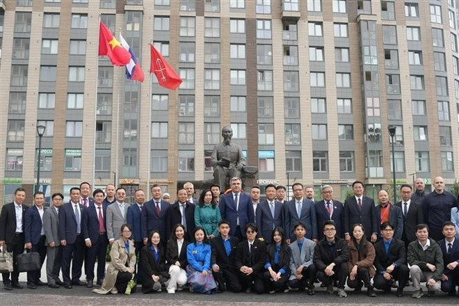 La delegación vietnamita en el monumento al Presidente Ho Chi Minh en San Petersburgo. (Foto: VNA) le-thanh-long-tai-spief-28-hcm-monument.jpg