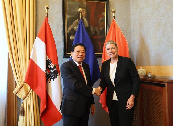 Phan Dinh Trac, miembro del Buró Político, secretario del Comité Central del PCV y jefe de su Comisión de Asuntos Internos, y Eva Marek, vicepresidenta del Tribunal Supremo de Austria. (Foto: VNA) viet-nam-ao-2-5259.jpg