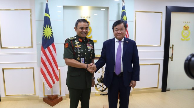 El viceministro de Defensa Nacional, teniente general Hoang Xuan Chien (derecha) se reúne con el general Datuk Muhammad Hafizuddeai bin Jantan. (Foto: VNA) hoang-xuan-chien-2.jpg