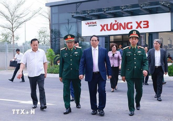 El primer ministro Pham Minh Chinh visitó el grupo Viettel. (Foto: VNA) thu-tuong-4.jpg
