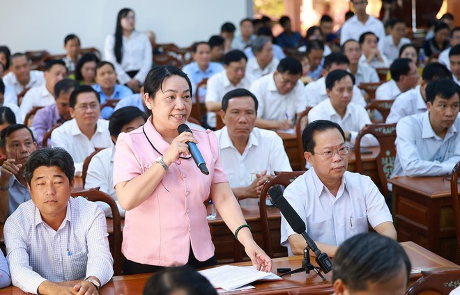 Una votante habla en la reunión (Foto: VNA) pham-minh-chinh-2.jpg