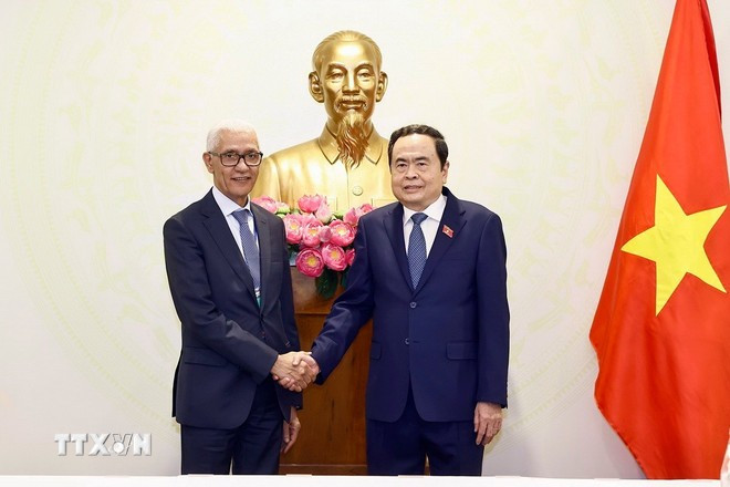 El presidente de la Asamblea Nacional de Vietnam, Tran Thanh Man, (derecha) recibe al titular de la Cámara de Representantes de Marruecos, Rachid Talbi El Alami. (Foto: VNA) chu-tich-quoc-hoi-chu-tich-ha-vien-maroc-1.jpg