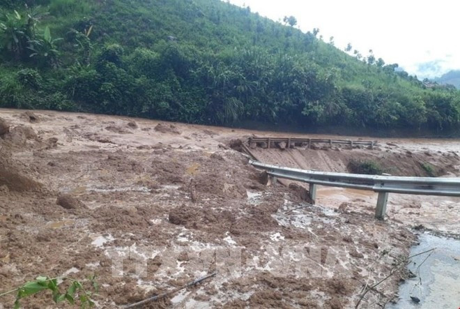 Inundaciones repentinas y deslizamientos de tierra se cobraron tres vidas y dejaron a nueve desaparecidos en las comunas de Tia Dinh y Xa Dung, provincia de Dien Bien. (Foto: VNA) 110513-lai-chau-nhieu-tuyen-giao-thong-bi-sat-lo-do-mua-lon-20250801113639.jpg