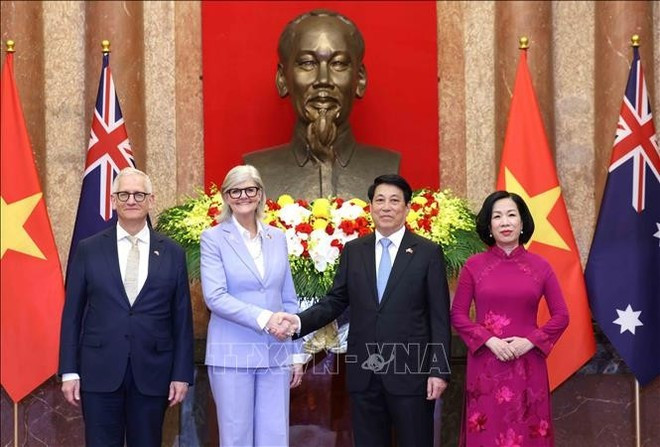 El presidente Luong Cuong y su esposa (der.) reciben a la gobernadora general de Australia, Sam Mostyn, y a su esposa en Hanoi el 10 de septiembre de 2025. (Foto: VNA) vna-potal-le-don-chinh-thuc-toan-quyen-australia-sam-mostyn-tham-cap-nha-nuoc-toi-viet-nam-stand.jpg