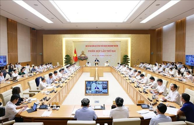 En la reunión (Fuente: VNA) vna-potal-thu-tuong-chu-tri-phien-hop-lan-thu-hai-cua-ban-chi-dao-quoc-gia-ve-phat-trien-nganh-cong-nghiep-ban-dan-stand-1.jpg