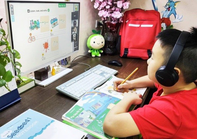 Los estudiantes de Hanoi se quedan en casa y siguen clases en línea. (Foto: VNA) hoc-2-1632768759096325193945-175979593894531017283.jpg