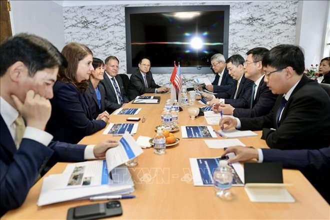 El ministro de Industria y Comercio, Nguyen Hong Dien, trabaja con representantes de la Corporación Exxon Mobil. (Foto: VNA) hoa-ky-12625-11.jpg