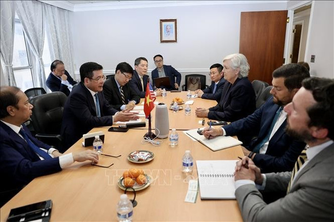 El ministro de Industria y Comercio, Nguyen Hong Dien, sostiene encuentro de trabajo con el Grupo Nike. (Foto: VNA) hoa-ky-12625-12.jpg