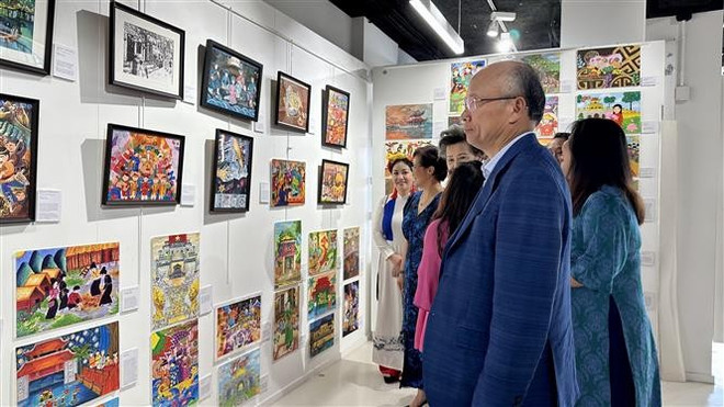 En la exposición. (Fuente: VNA) vna-potal-bonjour-vietnam-2025-noi-the-he-tre-nguoi-viet-ke-chuyen-van-hoa-dan-toc-8121862.jpg