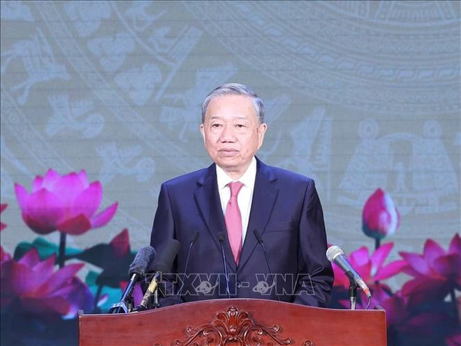 El secretario general del PCV, To Lam, interviene en la ceremonia. (Fuente: VNA) vna-potal-tong-bi-thu-du-le-cong-bo-cac-nghi-quyet-quyet-dinh-ve-sap-nhap-don-vi-hanh-chinh-tai-tp-ho-chi-minh-stand.jpg