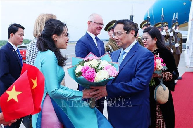 El primer ministro Pham Minh Chinh, su esposa Le Thi Bich Tran y una delegación vietnamita de alto rango fueron recibidos en el aeropuerto Lennart Meri de Tallin, la capital, la mañana del 5 de junio (hora local). (Foto: VNA) vna-potal-thu-tuong-pham-minh-chinh-va-phu-nhan-bat-dau-chuyen-tham-chinh-thuc-estonia-stand-1-4447.jpg