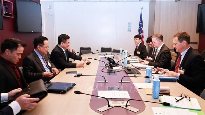 El ministro de Industria y Comercio de Vietnam, Nguyen Hong Dien, jefe del equipo negociador del Gobierno vietnamita, y el representante comercial de Estados Unidos, Jamieson Greer, se reunieron a nivel ministerial en el marco de las negociaciones para un acuerdo comercial recíproco entre ambos países. (Fuente: VNA) vna-potal-phien-dam-phan-cap-bo-truong-hiep-dinh-song-phuong-ve-thuong-mai-doi-ung-giua-viet-nam-va-hoa-ky-tai-paris-stand-2.jpg