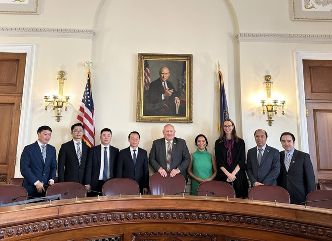 De izquierda a derecha: el ministro de Agricultura y Medio Ambiente de Vietnam, Do Duc Duy (4.º), y el representante Glenn GT Thompson (5.º), presidente del Comité de Agricultura de la Cámara de Representantes, en una foto grupal en su reunión del 5 de junio (Foto: VNA) vna-potal-bo-truong-nong-nghiep-va-moi-truong-do-duc-duy-lam-viec-voi-ha-nghi-si-glenn-gt-thompson-084319694-8075945.jpg