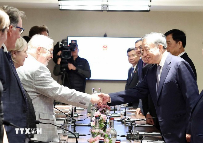 El secretario general del Partido Comunista de Vietnam, To Lam, se reúne con el secretario general del Partido Comunista de Gran Bretaña (PCB), Robert Griffiths, en Londres el 29 de octubre. (Foto: VNA) dang-cong-san-anh.jpg