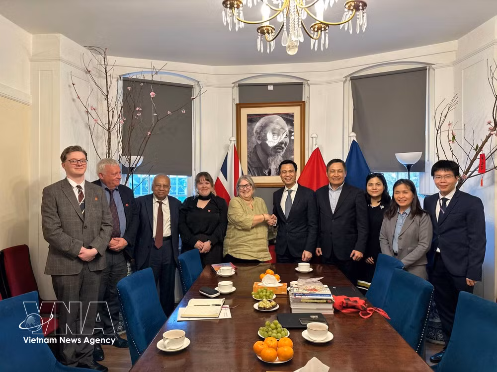 vnanet-thu-truong-dang-hoang-giang-co-cuoc-gap-voi-chu-tich-dang-cong-san-anh-lorraine-douglas-va-mot-so-dang-vien-1.jpg