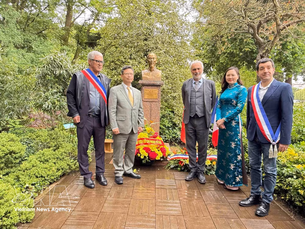 vnanet-potal-dang-hoa-tuong-niem-chu-tich-ho-chi-minh-tai-phap-8772457.jpg